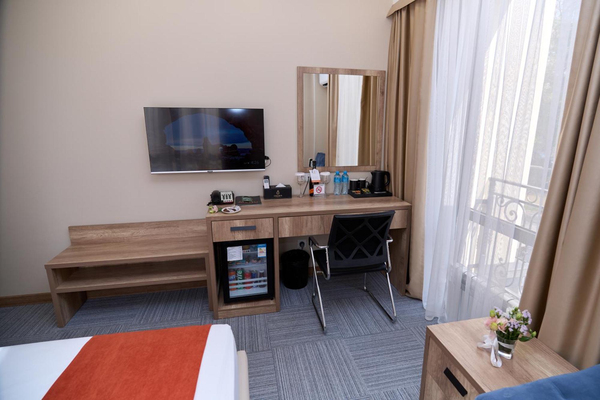 Crown Hotel Bishkek Ngoại thất bức ảnh
