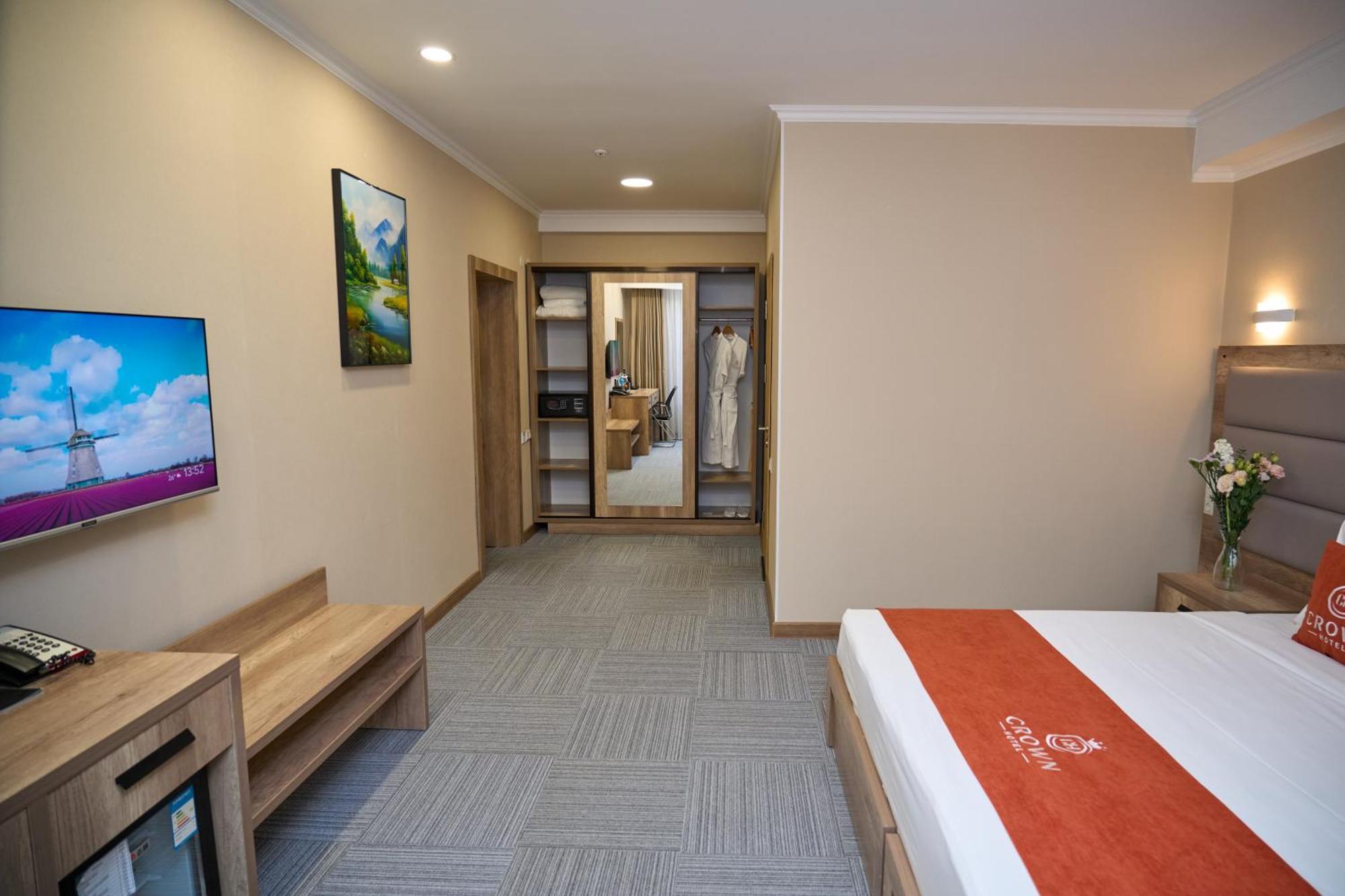 Crown Hotel Bishkek Ngoại thất bức ảnh