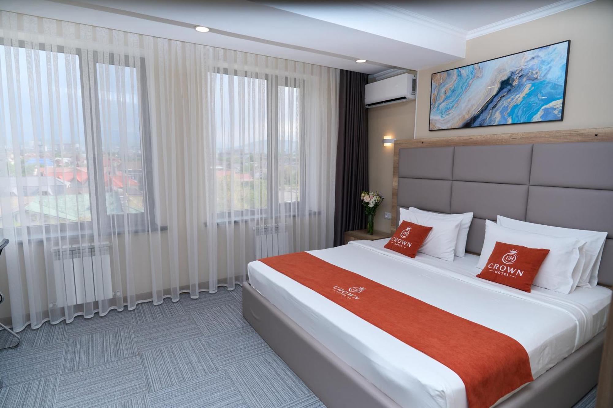 Crown Hotel Bishkek Ngoại thất bức ảnh