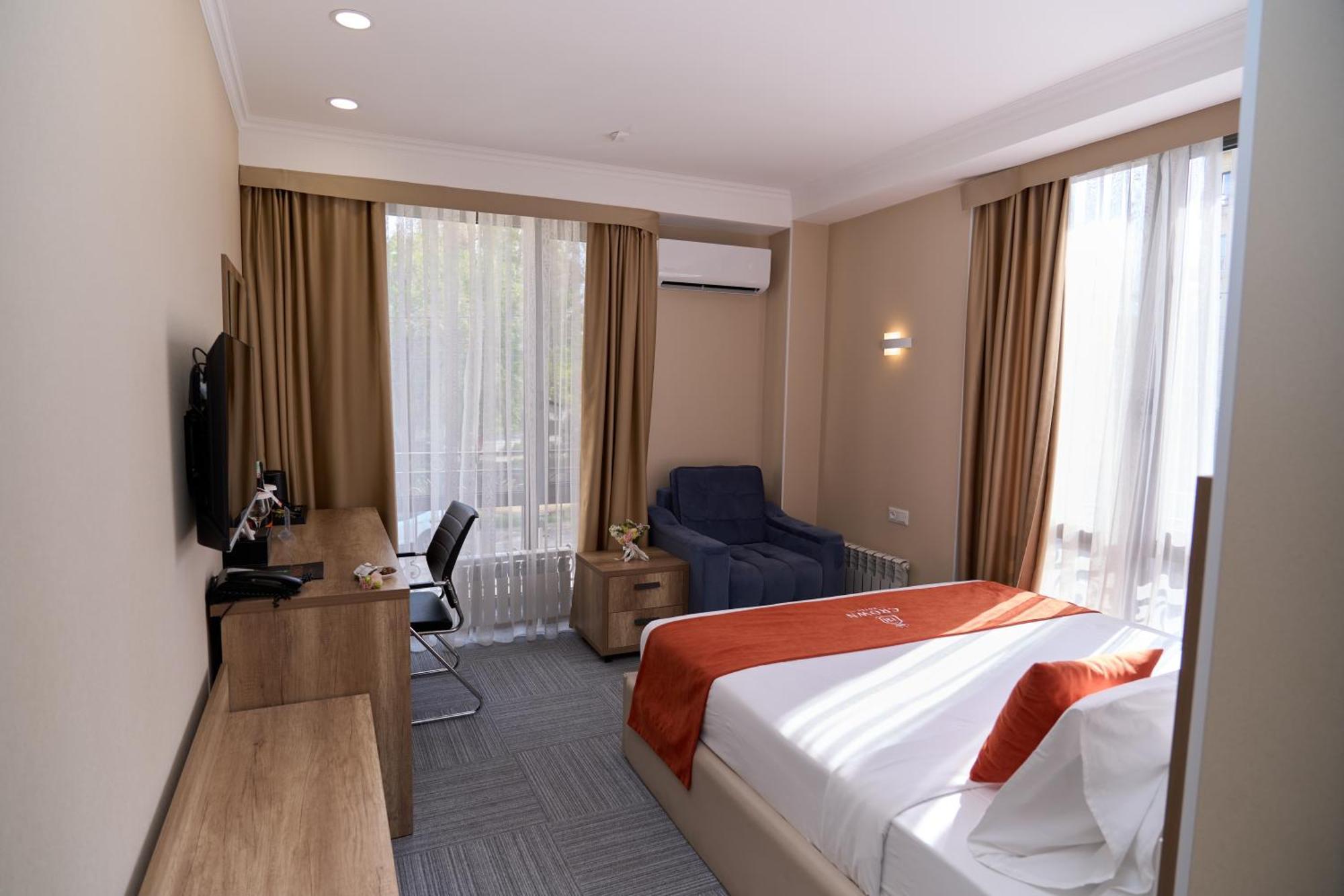 Crown Hotel Bishkek Ngoại thất bức ảnh