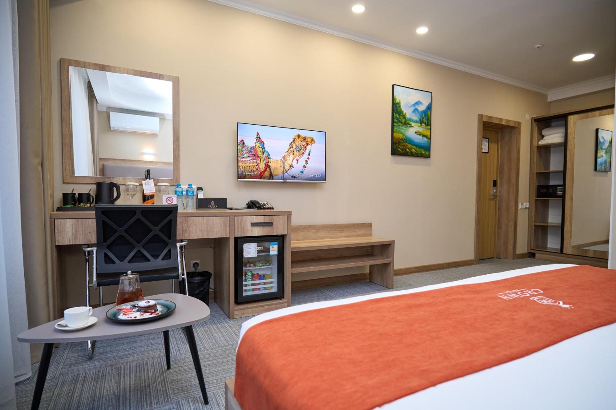 Crown Hotel Bishkek Ngoại thất bức ảnh