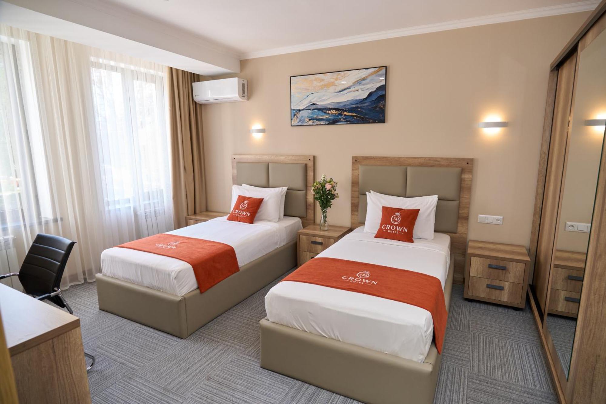 Crown Hotel Bishkek Ngoại thất bức ảnh