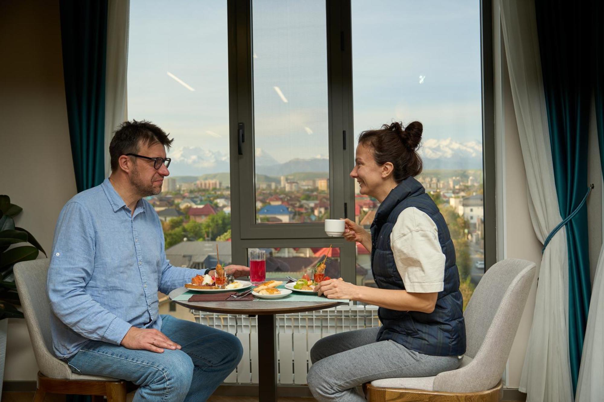 Crown Hotel Bishkek Ngoại thất bức ảnh