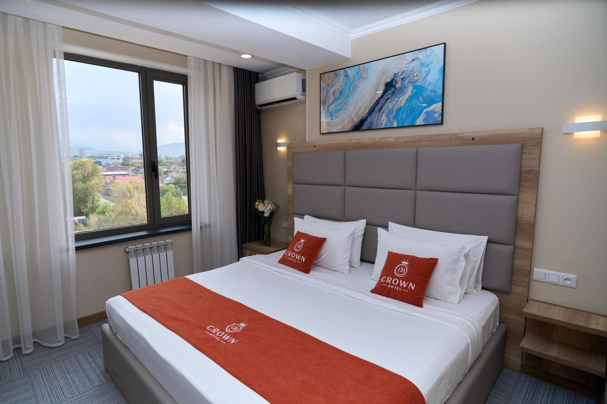 Crown Hotel Bishkek Ngoại thất bức ảnh