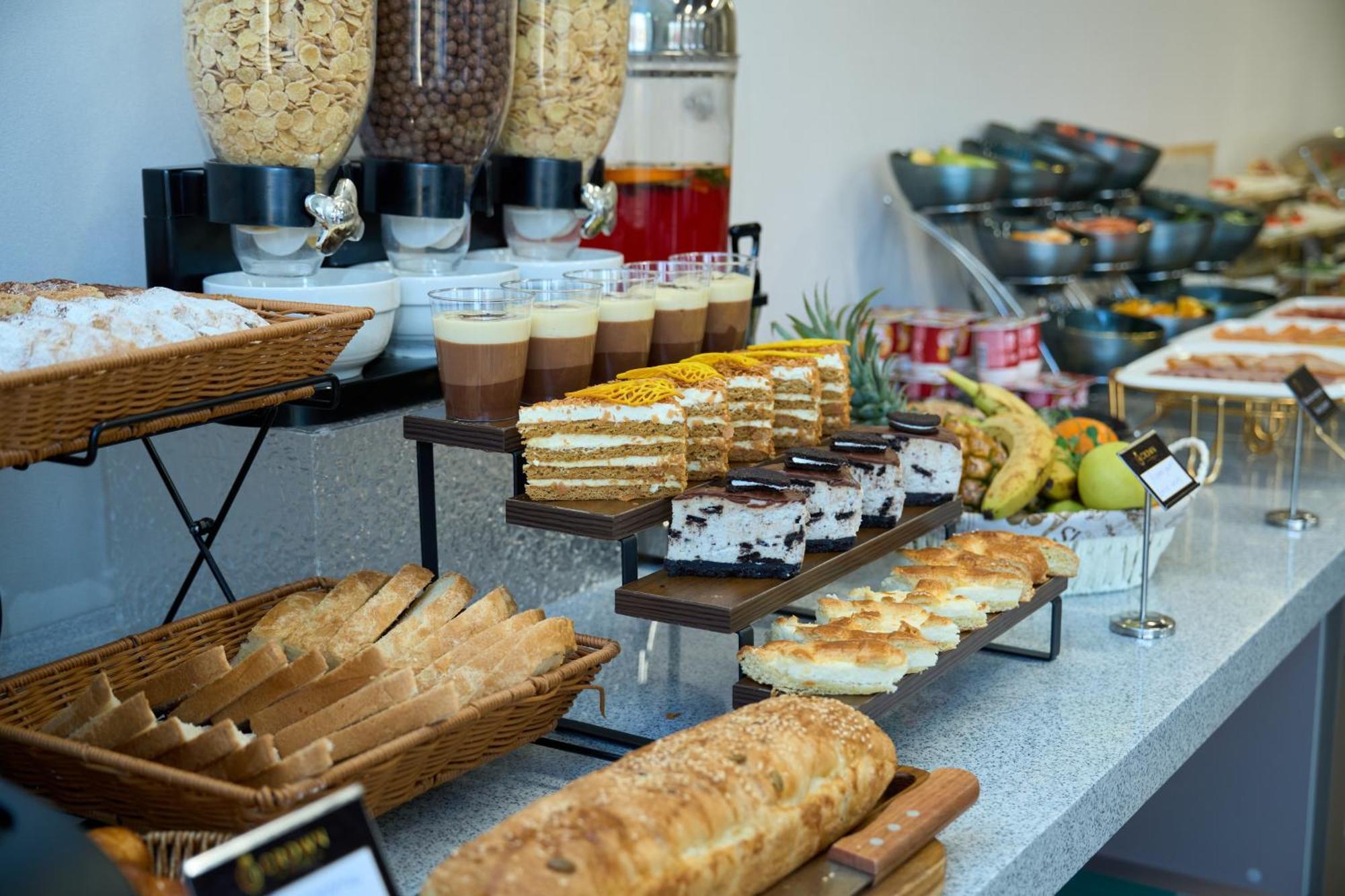 Crown Hotel Bishkek Ngoại thất bức ảnh
