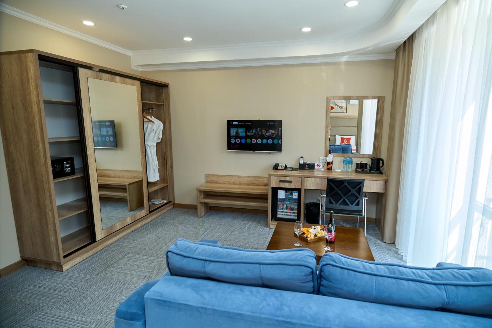 Crown Hotel Bishkek Ngoại thất bức ảnh