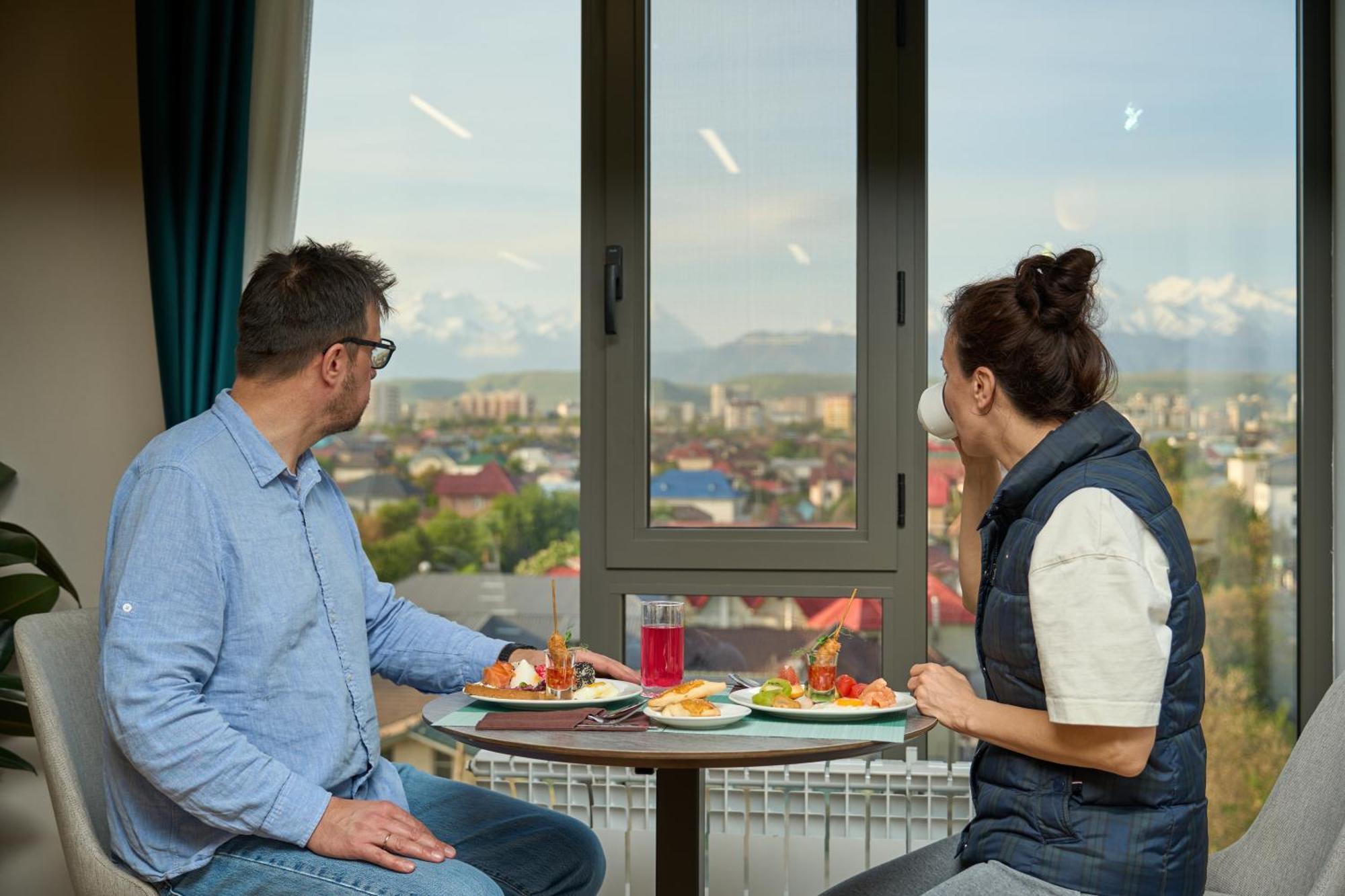 Crown Hotel Bishkek Ngoại thất bức ảnh