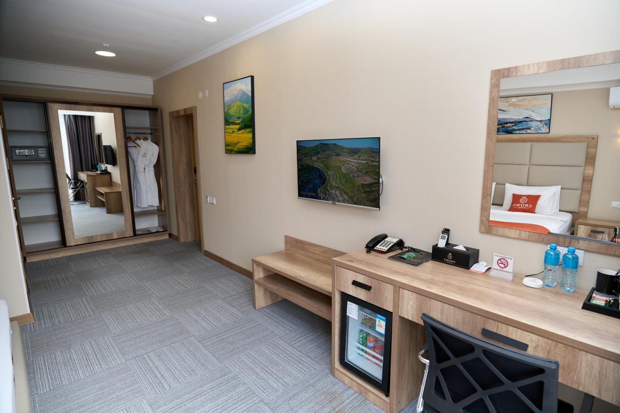 Crown Hotel Bishkek Ngoại thất bức ảnh